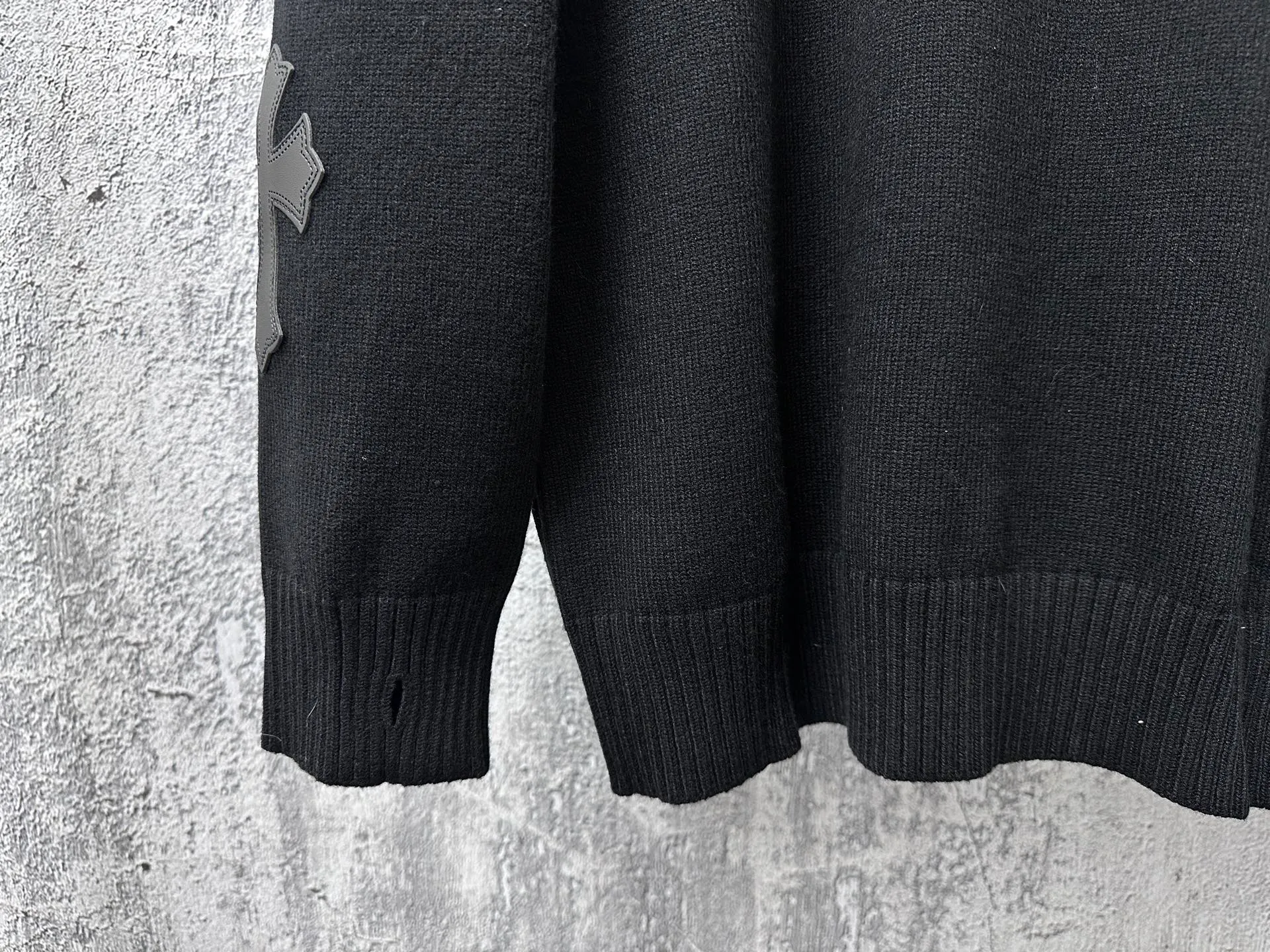 ￼ P250 【Chrome Hearts】Chrome Hearts' new cross-knitted jacquard appliquéd crew neck sweater. Contains 20% wool. The item is made of custom-dyed and custom-spun yarn and purchased from the original version. A full set of customized accessories. Details determine success or failure. A new model for autumn and winter. It is soft and delicate and does not tie the body. The upper body effect is very nice. Loose fit. Same style for men and women. Color: White Black Size: S-L